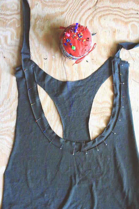 Diy Workout Shirt, Bleach Pen Diy, Tank Top Tutorial, Cut Tshirt Diy, Cut Hoodies, Tank Tops Diy, Diy Cut Shirts, Cut Tee Shirts, Adventurous Travel