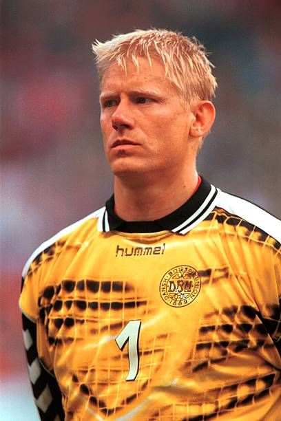 Peter Schmeichel, Ronaldo Football, Vintage Football Shirts, Goalkeeper Gloves, Football Images, Sport Icon, International Football, World Football, Vintage Football