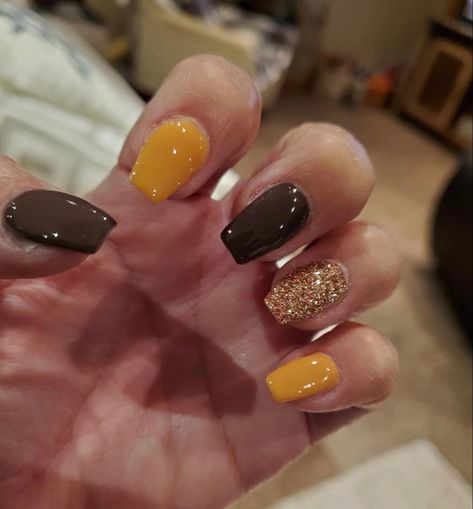 Green And Yellow Fall Nails, Mustard Nails Design Color Combos, Between Summer And Fall Nails, Hufflepuff Nails Simple, Fall Nails Mustard Yellow, Fall Teacher Nails, Fall Mustard Nails, Mustard Yellow Fall Nails, Yellow Fall Nails Design