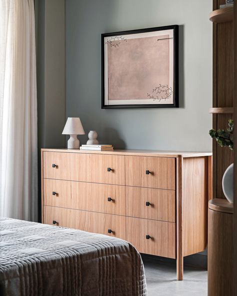 Wrapped in serene minimalism, the Guest Bedroom features soft sage walls that beautifully complement the oak wood furniture. With just the essentials—a cozy bed, a chest of drawers, and a functional wardrobe—guests enjoy a warm and welcoming space 😊 . Photo credit: @nayansoni21 . . #studioipsa #interiordesign #interiorstyling #homedecor #interiordesigninspiration #interiordesigninspo #interiorinspiration #interiordesignideas #interiordesignstudio #interiordesigntrends #bedroomdesign #bedro... Sage Walls, Oak Wood Furniture, Functional Wardrobe, The Guest, Cozy Bed, Interior Design Studio, Interior Design Trends, Interior Design Inspiration, Guest Bedroom