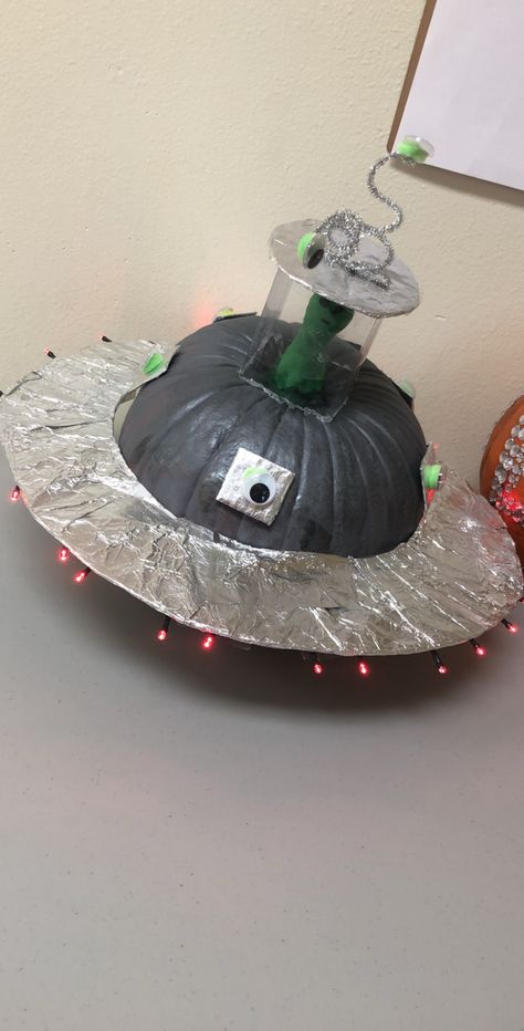 Ufo Pumpkin Decorating, Ufo Pumpkin, Alien Pumpkin, Pumpkin Face Carving, Pumpkin Contest, 90s Fashion Outfits Hip Hop Party, Pumpkin Carving Ideas, Spooky Stuff, Pumpkin Designs