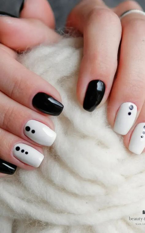 Short White And Black Nails, Black Nails Dip, White And Black Nails Design, Black White Nails Designs, Short Black And White Nails, Glow Up Nails, Simple Black And White Nails, Black And White Nails Short, French Tip Square Nails