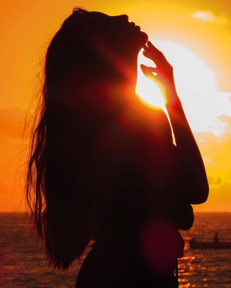 Golden Hour Black Women, Sienna Aesthetic, Beach Golden Hour, Sun People, Golden Brunette, Sun Aesthetic, Guitar Tabs Songs, Studio Photography Poses, Lambada