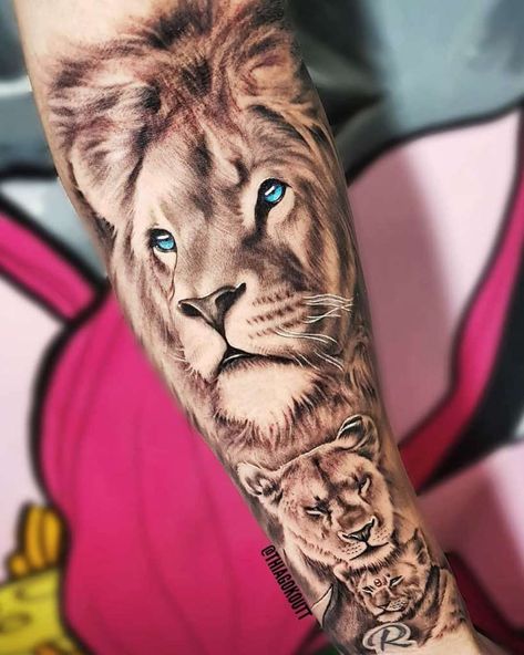 Ideas Originales y Tendencias 2022: Galería de Fotos mas Votadas por los Usuarios de Tatuajes Leonas y sus Cachorros ⚠️ IMPORTANTE: Deslice hacia abajo para ver la Galería de Fotos. 👉 Si 【SIGNIFICADOS Y FOTOS】 Cub Tattoo, Lion And Cub, Lion Hand Tattoo, Lion Forearm Tattoos, Lioness Tattoo, Lion Tattoo Sleeves, Lion Tattoos, Mens Lion Tattoo, Lion Head Tattoos