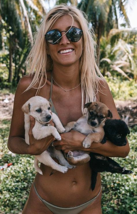 Lauren Bullen (aka Gypsea Lust) is an Instagram travel and fashion blogger. She has an identical twin sister named Ellie. Lauren Bullen, Fiji Beach, Travel Instagram, Beach Bum, Island Life, Adventure Awaits, New South Wales, Beautiful Dogs, Beach Girl