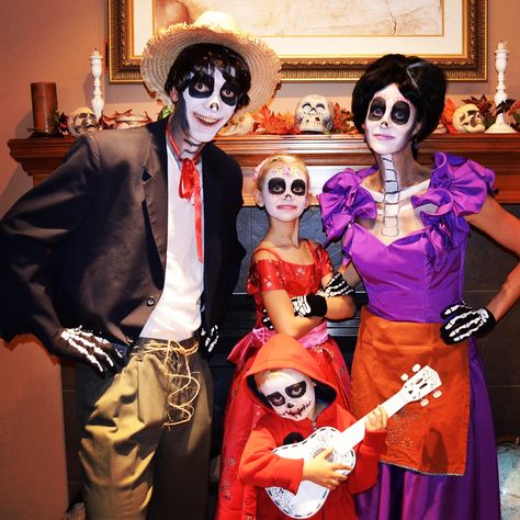 Coco Family Halloween Costume: Hector, Freida, Imelda and Miguel Peter Pan Kostüm, Costume Ideas For Best Friends, Coco Costume, Steampunk Kids, Family Themed Halloween Costumes, Themed Halloween Costumes, Movie Halloween Costumes, Toy Story Costumes, Maleficent Costume