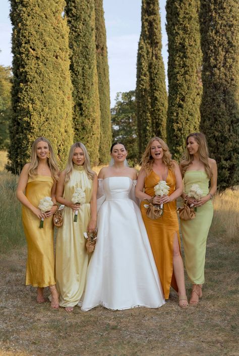 The bridesmaids at this timeless and minimalist outdoor wedding at a vintage 18th-century villa in Italy wore shades of butter yellow and orange. See all the chic and modern details of this vintage Italian wedding at the link. Italian Wedding Aesthetic Dress, Yellow And White Wedding Decorations, Shades Of Yellow Bridesmaid Dresses, Italian Wedding Bridesmaids Dresses, Italian Wedding Bridesmaids, Butter Yellow Bridesmaid Dresses, Different Colour Bridesmaid Dresses, Minimalist Summer Wedding, Minimalist Outdoor Wedding