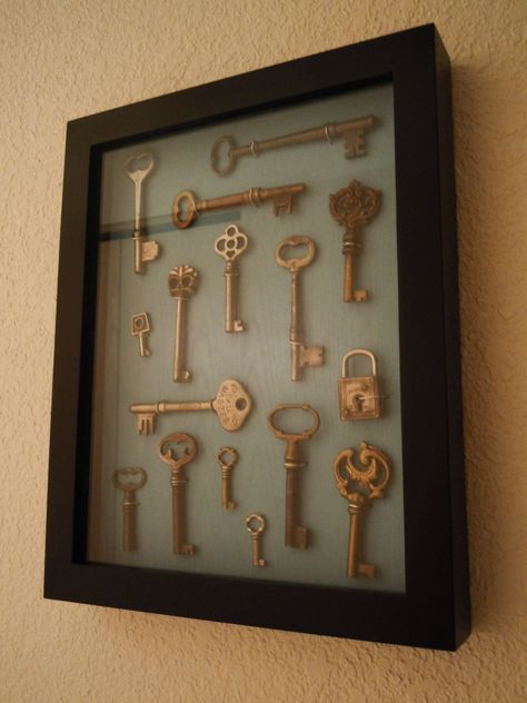 key collection need to make a wind chime from our wedding favor keys that we have left over. Skeleton Key Crafts, Old Key Crafts, Key Wedding Favors, Key Crafts, Diy Luminaire, Diy Shadow Box, Old Key, Old Keys, Antique Keys