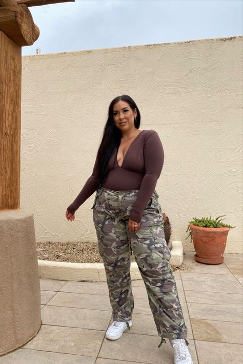 Suit Pants Outfit, Midsize Fashion Fall, Outfit Midsize, Vintage Cargo Pants, Midsize Fashion, Cargo Pants Outfit, Camo Pants, Suit Pants, Cute Simple Outfits