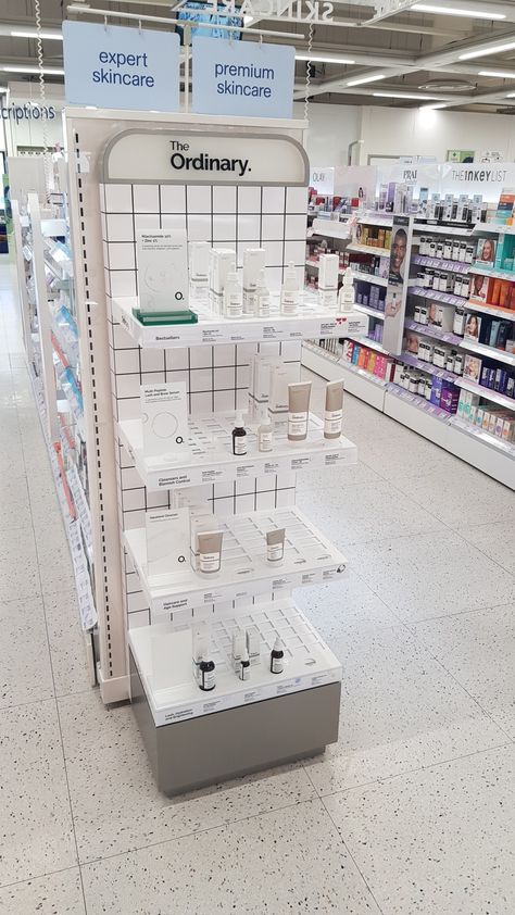 Product Shelves Retail Displays, Gondola Design Creative, Cosmetic Display Design, Product Display Retail, Bath Product Retail Display, Cosmetic Shop Shelf Design, Retail Gondola Design, Cosmetics Display Stand Design, Gondola Design