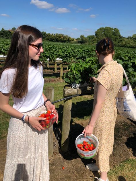 #strawberry #strawberries #strawberrypicking #picking #summer #friends #summerdress Strawberry Picking Photography, Strawberry Picking Aesthetic, Strawberry Picking, Aesthetic Friends, Fruit Picking, Digital Detox, Summer Plans, Summer Friends, Fruit Garden