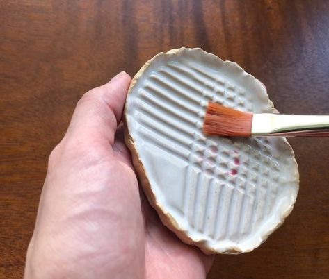 Paint Brush Cleaning, Painter Gifts, Cleaning Paint Brushes, Ceramic Brush, Paint Palettes, Dish Ceramic, Painted Trays, Cerámica Ideas, Clay Paint