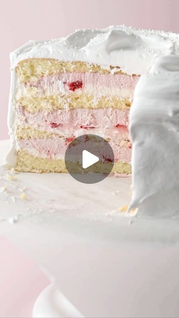 Manuela Kjeilen on Instagram: "The taste of this strawberry Banana & milkshake cake takes me back to a time with retro diners were. Sometimes, you feel like sinking your teeth into a ridiculously soft, comforting cake. This cake offers you this; 4 layers of soft vanilla sponge cakes- banana whip cream- sliced strawberries- and strawberry banana whip cream underneath a billowy cloud of meringue. The banana and strawberry filling counterbalance that sweet, creamy meringue on top of the cake. Banana whipped cream in itself is so delicious, but this version, combined with strawberries, is so incredibly delicious. #cake #banana #frosting" Strawberry Banana Princess Cake, Strawberry Banana Milkshake Cake, Strawberries In The Oven, Banana Whip, Banana Whipped Cream, Strawberry Whipped Cream Cake, Strawberry Banana Cakes, Milkshake Cake, Banana Frosting