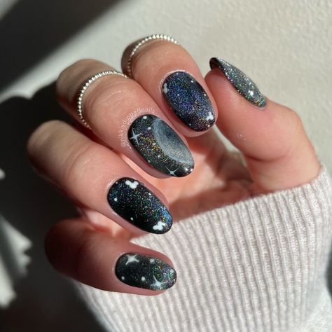 Cat Eye Nails Design Galaxy, Cat Eye Galaxy Nails, Contoh Nail Art, Black Cat Eye Nails Design, Nail Art Cat Eye Designs, Black Cat Eye Nails, Nail Art Cat Eye, Multicolored Nails, Eye Nail Art