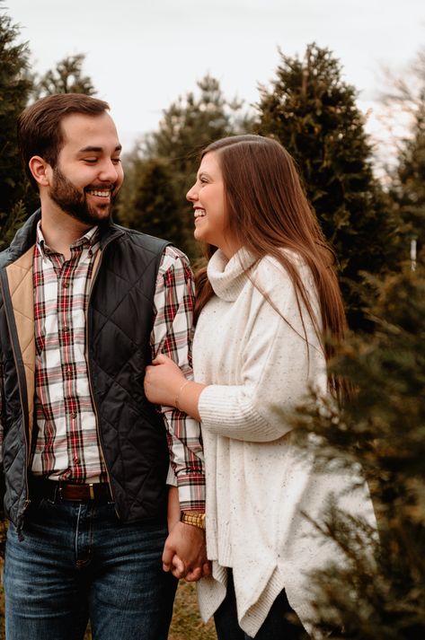 Couple Christmas Pictures Plus Size, Christmas Picture Outfits For Couples, Christmas Card Outfits Couple, Christmas Card Photo Ideas For Couples, Christmas Photo Outfits Couples, Photoshoot Couples Outfits, Christmas Photoshoot Couples, Christmas Couple Outfits, Couples Christmas Photos