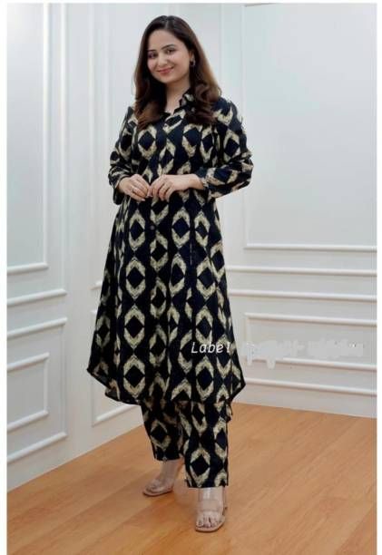 Outfits Traditional, Printed Kurti Designs, Cotton Suit Designs, Stylish Kurtis Design, Ethnic Suit, Simple Kurta Designs, Designer Kurtis, Ethnic Outfits, Designer Dresses Casual