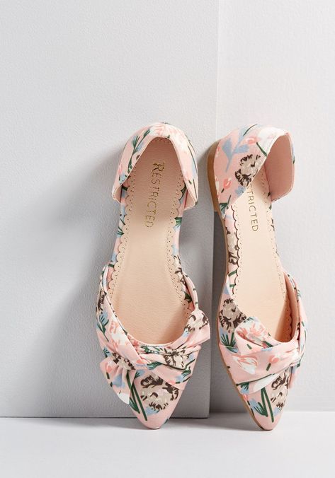 JESSA flats in blush floral pattern and bow detail #modcloth Cute Womens Shoes, Top Women Shoes, Manolo Blahnik Heels, Shoes Heels Classy, Floral Flats, Girly Shoes, Flats Sandals, If The Shoe Fits, Shoe Fits