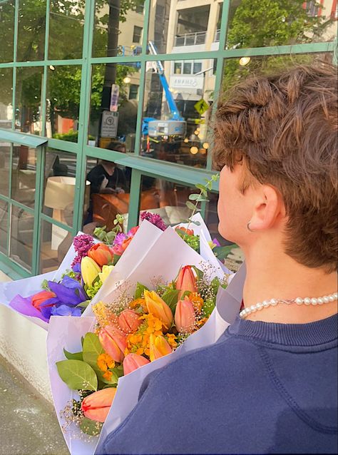 🫶🏻💐 Guy Giving Girl Flowers, Guy Holding Flowers, Buy Her Flowers, Man With Flowers, Men Flowers, Boy With Flowers, Boy Pics, Brown Hair Boy, Giving Flowers