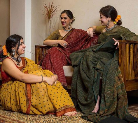 Traditional Group Poses, Saree Group Poses, Group Saree Poses, Ethnic Photoshoot, Diwali Campaign, Saree Shoot, Kerala Saree Blouse Designs, Bridesmaid Poses, Group Photo Poses