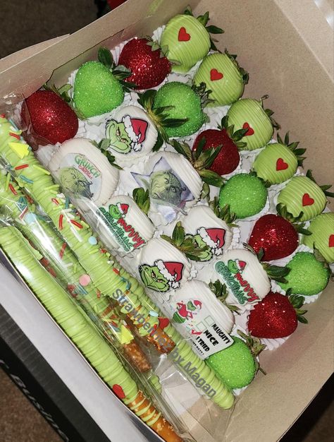 Friendsmas Snack Ideas, Green Food Board Party, Grinch Treat Ideas, Grinch Birthday Treats, Grinch Chocolate Covered Strawberries, Grinch Strawberries Chocolate, Grinchmas Friendsmas, Grinch Sweets, Grinch Treats Christmas