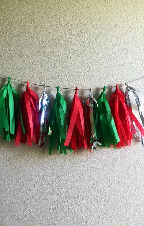 Streamer Decorations Christmas, Christmas Streamers, Red And Green Christmas Party, Paper Games For Kids, Garland Christmas Decor, Christmas Tissue Paper, Lace Garland, Streamer Decorations, Pompon Diy