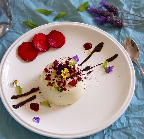 Panna Cotta means “cooked cream”. It was the first Italian dessert that drew my attention. It is usually served with some tart berries which… Easy Panna Cotta, Easy Panna Cotta Recipe, Honeycomb Recipe, Coconut Panna Cotta, Plating Ideas, Orange Baking, Panna Cotta Recipe, Coconut Cheesecake, Food Story