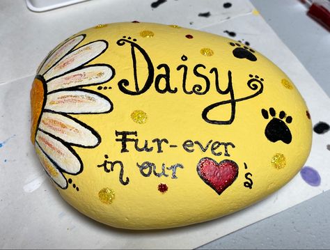 Painting rocks as memorials for pet owners Rock Painting Pet Memorial, Pet Memorial Painted Rocks, Painted Pet Rocks, Diy Pet Memorial Ideas, Cat Memorial Ideas, Pet Memorial Diy, Memory Stones, Grave Ideas, Dog Headstone