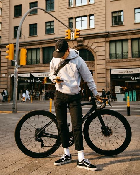 Cycling Outfit Men, Bicycle Photoshoot, Urban Bike Style, Different Cultures Around The World, Cultures Around The World, Urban Bicycle, Commuter Style, Bike Aesthetic, Cycling Photography