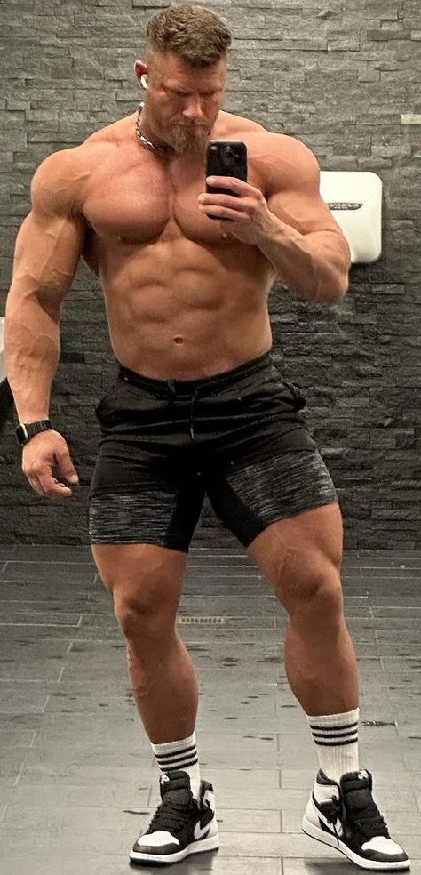 (99+) Favorite MEN on Tumblr Buff Men, Stocky Men, Muscle Bodybuilder, Buff Guys, Male Muscle, Bodybuilding Pictures, Men Bodies, Ripped Men, Scruffy Men