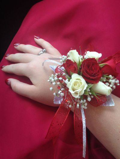 For you alondra Red Prom Corsage, White Corsage Prom, Prom Corsage White, Red Corsages, Corsage Flowers, Gold Corsage, Prom Flowers Corsage, White Corsage, Homecoming Flowers