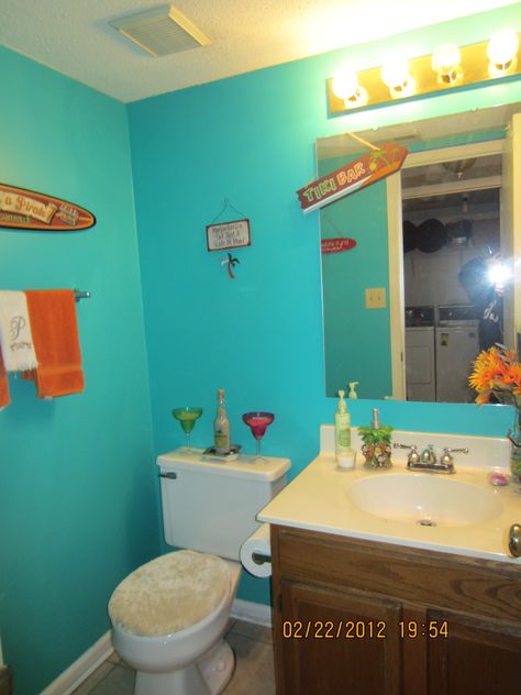 Margaritaville Themed Bathroom Key West Decorating Ideas, Kids Beach Bathroom, Hawaiian Bathroom, Beach Themed Bathroom Ideas, Themed Bathroom Ideas, Orange Bathroom Accessories, Pool Food, Margaritaville Party, Beach Themed Bathroom