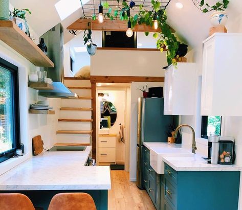 Here are a bunch of gorgeous photos of tiny houses to scroll through after you watch Tiny House Nation on Netflix. Diy Tiny House Plans, Apartemen Studio, Små Rum Lidt Plads, Wohne Im Tiny House, Diy Tiny House, Tiny House Interior Design, Tiny House Loft, Tiny House Inspiration, Tiny House Floor Plans