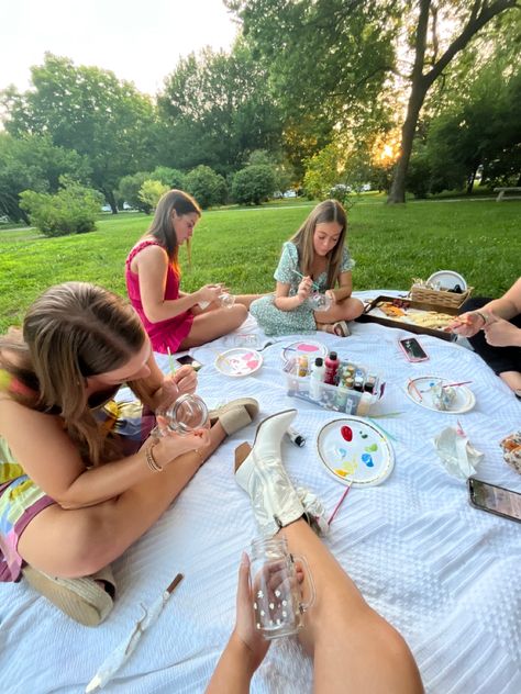 Picnic Paint Party, Painting Picnic Party, Garden Birthday Party Activities, Picnic Birthday Party Activities, Picnic Party Activities, 18th Birthday Picnic, April Birthday Party Themes, Picnic Activities For Friends, Picnic Painting Ideas