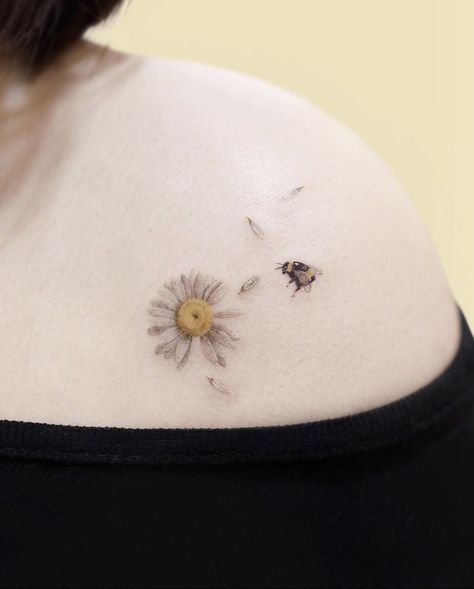 Bee And Flower Tattoo, Daisy Tattoo Designs, Honey Bee Tattoo, Bumble Bee Tattoo, Tattoo World, Minimal Tattoo Design, Bunny Tattoos, Ribbon Tattoos, Daisy Tattoo