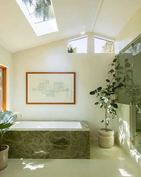 Pinterest • Instagram Bathroom Timeless, Midcentury Modern Bathroom, Tub Enclosures, Mid Century Modern Bathroom, Mid Century Bathroom, Beautiful Rooms, 아파트 인테리어, California Homes, Space Planning