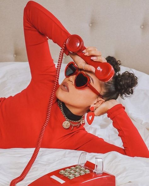 Photoshoot Woman Ideas, Heart Sunglasses Photoshoot, Sunglasses Photoshoot Photo Ideas, Vintage Phone Photoshoot, Photoshoot With Phone, Red Photoshoot Ideas, Telephone Photoshoot, Poses With Phone, Rebranding Photoshoot