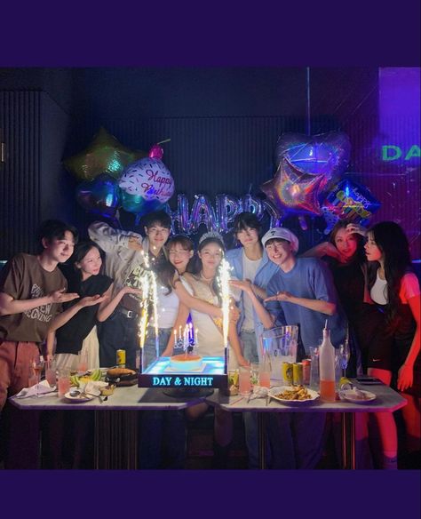 Group Picture Poses, 21st Birthday Photoshoot, Cute Birthday Ideas, Korean Birthday, Girl Trends, 18th Birthday Party, Ulzzang Couple, Wonderland Wedding, Uzzlang Girl