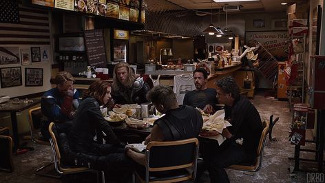 Post battle kebabs at the Shawarma Palace Avengers Eating Shawarma, Avengers Shwarma, Avengers Eating, Avengers Gif, Film Ideas, Avengers 2012, Avengers 1, Avengers Film, Phil Coulson