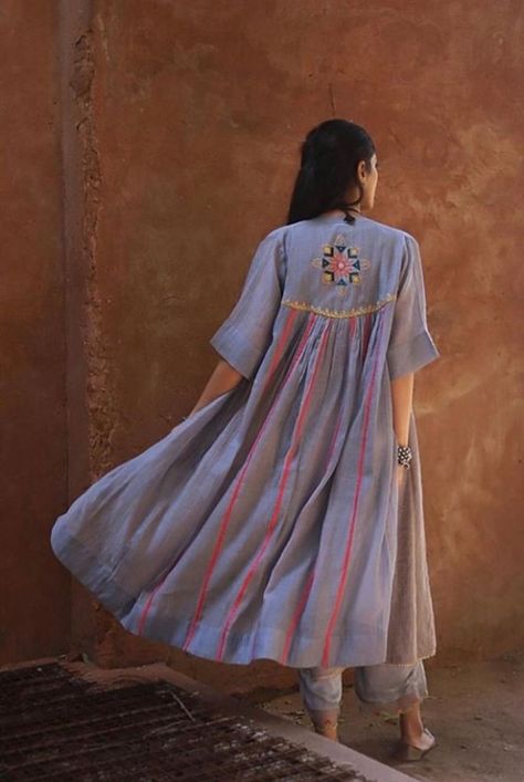 Kali Kurta Pattern, Injiri Clothing, Kurta Pattern, Silk Kurti Designs, Designer Anarkali Dresses, Kurta Patterns, Designer Kurti Patterns, Pakistani Fashion Party Wear, Kurta Neck Design