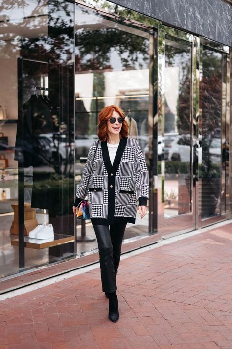 Houndstooth Cardigan Outfit, Travel To New York, Houndstooth Cardigan, Professional Clothing, Dallas Fashion, Fashion Trends Winter, Winter Outfit Inspiration, Leather Jeans, Style Inspiration Fall