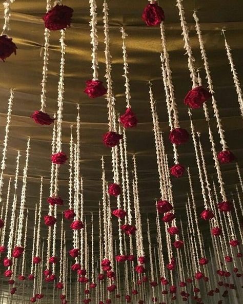 10 Post Lockdown Intimate Wedding Decor Ideas to bookmark Home Mandap Decoration, Home Decor For Marriage, Indian Wedding Ceiling Decor, Indian Wedding Decorations Diy, At Home Dholki Decor, Shadi Decoration At Home, Flower Hanging From Ceiling, Wedding Decorations Indian Home, Hall Decoration Ideas Party