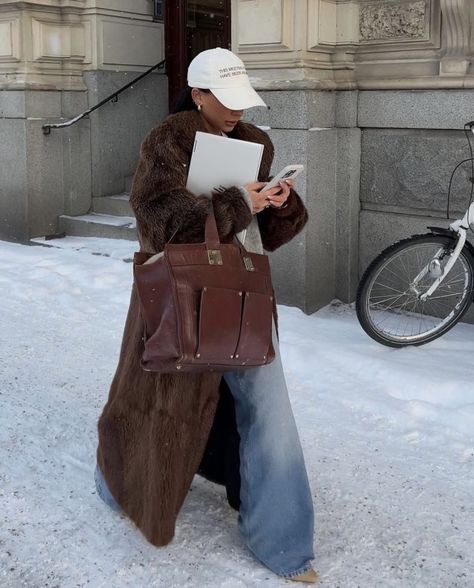 in awe Brown Fur Coat Outfit, Cold Fashion, Cozy Winter Outfits, Autumn Fits, Coat Outfit, Estilo Preppy, Looks Street Style, Fall Fits, Winter Fits