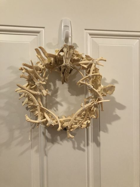 Home decor, wreath made from animal bones Bone Collecting, Bone Wreath, Bone Decorations, Oddities Decor, Taxidermy Decor, Taxidermy Art, Bone Crafts, Vulture Culture, Witchy Crafts