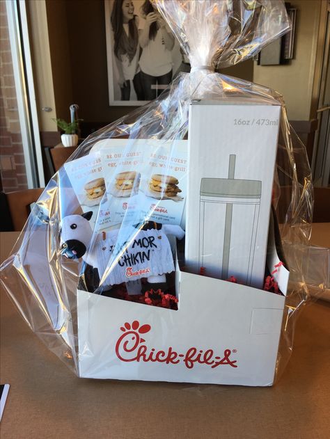 Chick Fil A Gift Basket Ideas, Cool Employee Gifts, Hoco Gift Basket, Cup Basket Gift Ideas, Fun Raffle Baskets, Basket Bingo Baskets, Action Basket Ideas Silent Auction, Fast Food Gift Card Basket, Corporate Raffle Basket Ideas