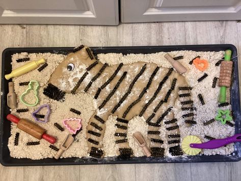 At the zoo theme, zoo tuff tray, zebra activity, zebra playdough, edible playdough, fine motor development, jungle theme Zebra Sensory Bin, Zoo Tuff Tray, Edible Playdough, Sensory Tray, Fine Motor Development, Tuff Spot, Zoo Theme, Motor Development, Tuff Tray