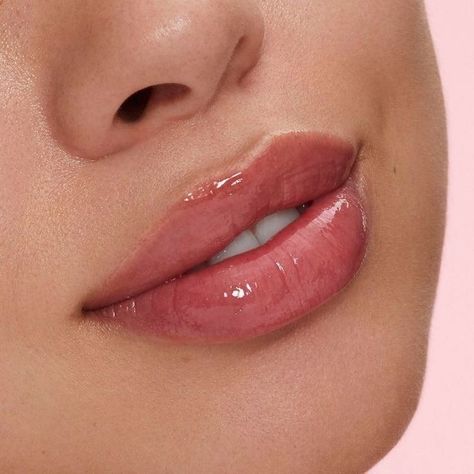 Glossy Lipgloss, Lips Inspiration, Botox Lips, Kylie Skin, Lip Oils, Shiny Lips, Lip Beauty, Sugar Lip Scrub, Lip Injections