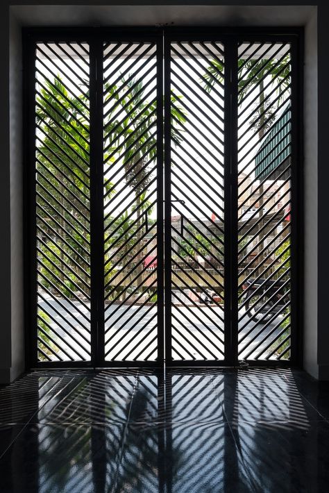 Tor Design, Ruang Tamu Outdoor, Window Grill Design Modern, Door Grill, Steel Door Design, Iron Door Design, Metal Doors Design, Balcony Grill, Grill Door Design