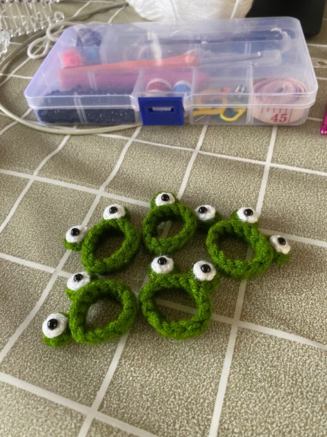 Crochet Frog Accessories, Flat Crochet Animals, Crochet Frog Headband, Pattern Design Ideas, Minecraft Pattern, Frog Ring, Crocheted Stuff, Crochet Garland, Crochet Cute