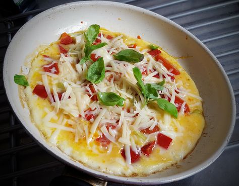 Cheese and red pepper omelette - CookTogether Vegetable Pasties, Fried Rice With Egg, Roasted Garlic Hummus, Garlic Hummus, Food Technology, Scones Easy, Easy Brunch, Gluten Free Pizza, Sauteed Mushrooms