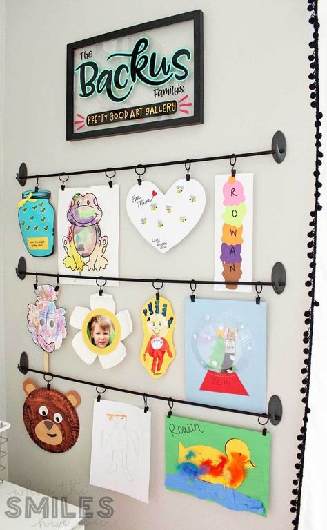 Easy DIY Kids Art Display: Simple, Inexpensive, & No Damage! | Where The Smiles Have Been #kids #art #artdisplay Diy Kids Art Display, Diy Kids Room, Easy Diy Kids, Kids Art Display, Art Display Wall, Diy Kids Art, Displaying Kids Artwork, Exposition Photo, Art Display Kids